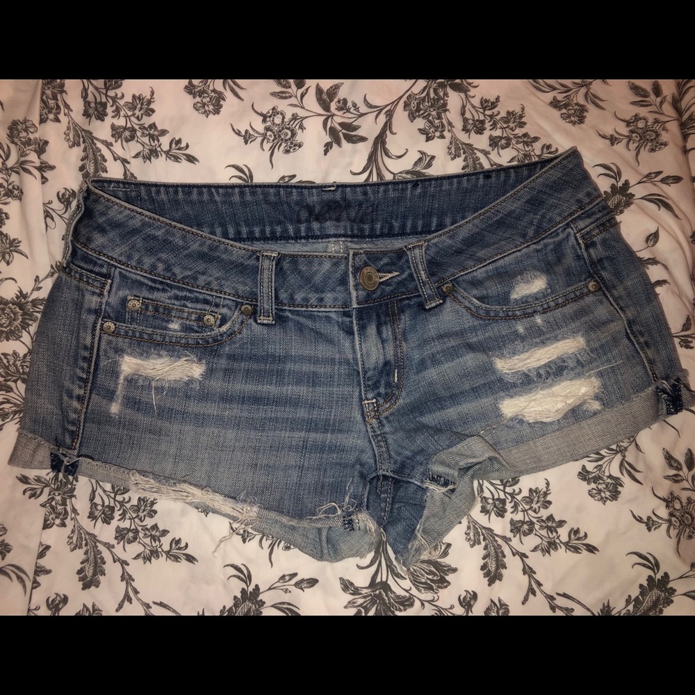 Cute torn up aerie shorts!